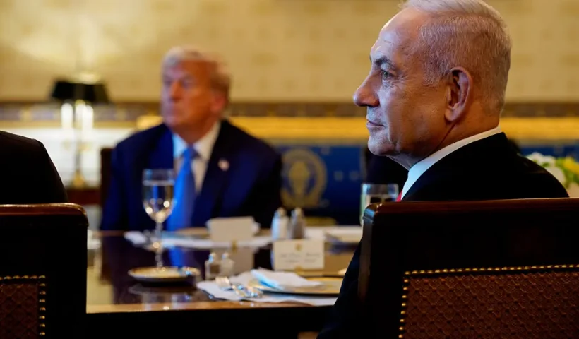 WASHINGTON, DC - JULY 07: U.S. President Donald Trump (L) and Israeli Prime Minister Benjamin Netanyahu (R) attend a dinner in the Blue Room of the White House on July 07, 2025 in Washington, DC. Trump is hosting Netanyahu for a dinner as the two discuss a potential ceasefire agreement to end the fighting in Gaza. (Photo by Andrew Harnik/Getty Images)