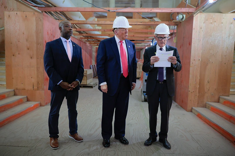 WASHINGTON, DC - JULY 24: U.S. President Donald Trump and Federal Reserve Chair Jerome Powell look at a piece of paper alongside Sen. Tim Scott (R-SC) as they tour the Federal Reserve’s $2.5 billion headquarters renovation project on July 24, 2025 in Washington, DC. The Trump administration has been critical of the cost of the renovation and Federal Reserve Chairman Jerome Powell. (Photo by Chip Somodevilla/Getty Images)