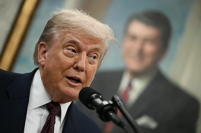 US President Donald Trump speaks in the Oval Office of the White House in Washington, DC, on August 6, 2025 to announce that Apple will invest an additional $100 billion in the United States, taking its total pledge to $600 billion over the next four years. (Photo by Brendan SMIALOWSKI / AFP) (Photo by BRENDAN SMIALOWSKI/AFP via Getty Images)