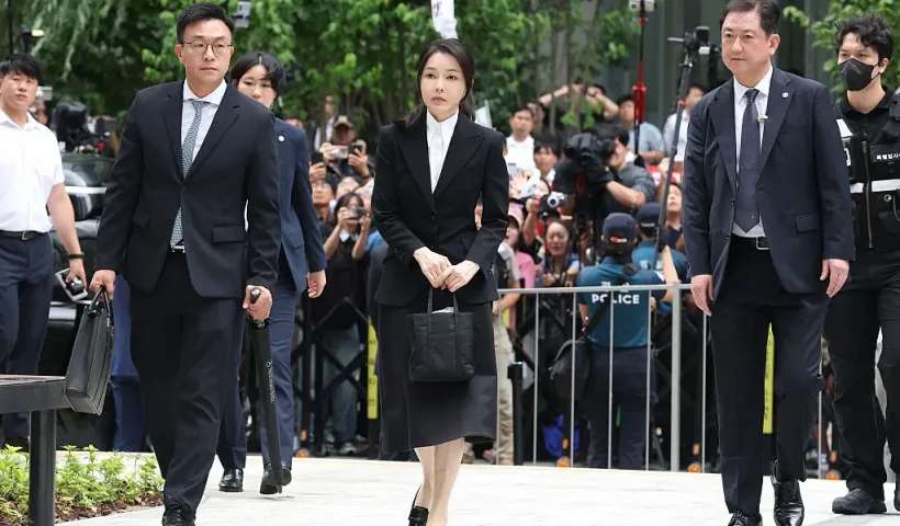 SEOUL, SOUTH KOREA - AUGUST 06: South Korean former first lady Kim Keon Hee arrives at the Special Prosecutor's Office on August 06, 2025 in Seoul, South Korea. Former first lady Kim Keon Hee is set to appear before a special counsel Wednesday to be questioned about her alleged involvement in stock manipulation schemes, election meddling and other allegations. (Photo by Chung Sung-Jun/Getty Images)