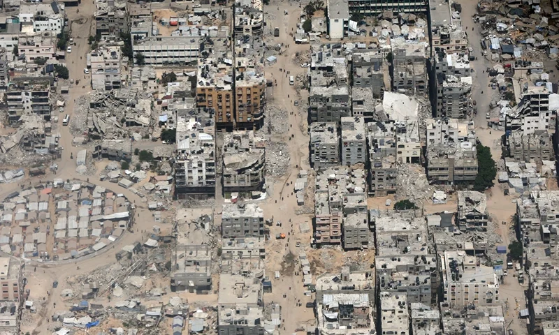 GAZA - AUGUST 6: A view from the air as Jordanian air force personnel in a Jordanian C-130 military aircraft perform an air drop of aid and humanitarian supplies on August 6, 2025 in Gaza. On Wednesday, the Royal Jordanian Air Force carried out air drops of food and other aid over Gaza, alongside aircraft from other nations carrying 54 tons of humanitarian supplies. Airdrops of aid have resumed in recent weeks in an attempt to alleviate the severe lack of food and other essentials reaching people in Gaza, where the World Food Programme (WFP) has said over half a million people are enduring famine-like conditions, as Israel continues to restrict the flow of aid. (Photo by Salah Malkawi/Getty Images)