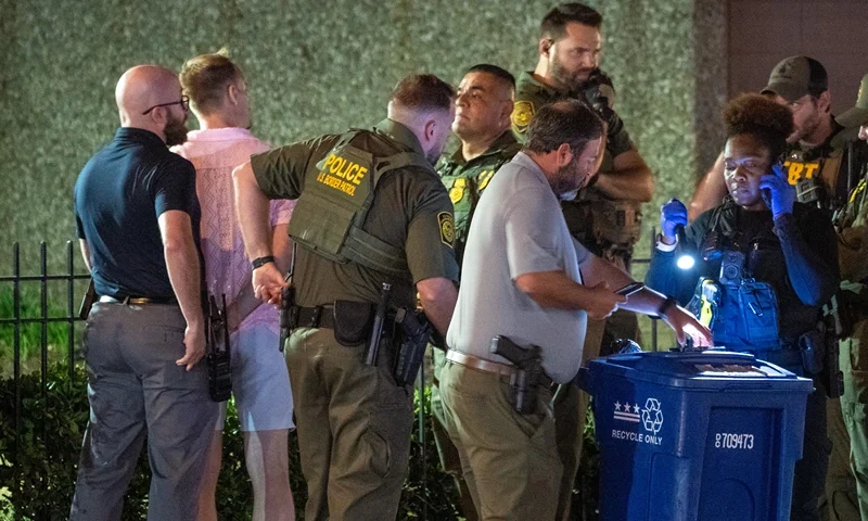 FBI and Border Patrol officers arrest a man, after he assaulted law enforcement with a sandwich, along the U Street corridor during a federal law enforcement deployment to the nation's capital on August 10, 2025 in Washington, DC. U.S. President Donald Trump ordered an increased presence of federal law enforcement to Washington, DC in an effort to curb crime. (Photo by Andrew Leyden/Getty Images)