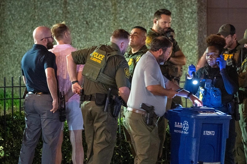 FBI and Border Patrol officers arrest a man, after he assaulted law enforcement with a sandwich, along the U Street corridor during a federal law enforcement deployment to the nation's capital on August 10, 2025 in Washington, DC. U.S. President Donald Trump ordered an increased presence of federal law enforcement to Washington, DC in an effort to curb crime. (Photo by Andrew Leyden/Getty Images)