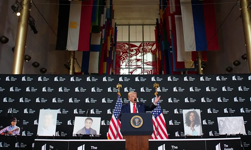 U.S. President Donald Trump (C) announces nominees for the annual Kennedy Center Honors (L-R) Country music artist George Strait, actor Michael Crawford, actor Sylvester Stallone, singer Gloria Gaynor and members of the rock band Kiss during an event at the Kennedy Center on August 13, 2025 in Washington, DC. Trump is expected to announce the first nominees of the annual Kennedy Center Honors since taking control of the center’s board earlier this year. (Photo by Andrew Harnik/Getty Images)