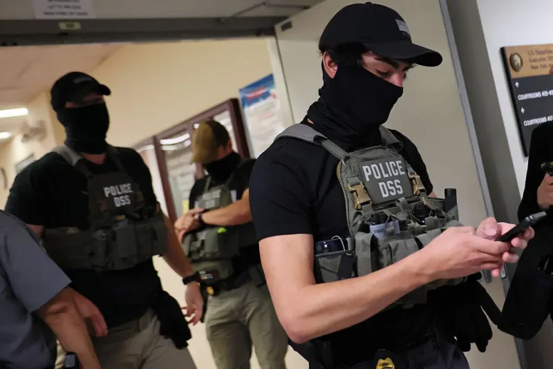 NEW YORK, NEW YORK - AUGUST 14: Federal agents patrol the halls of immigration court at the Jacob K. Javitz Federal Building on August 14, 2025 in New York City. A federal judge ordered the Trump administration and Immigration and Customs Enforcement (ICE) to hold fewer people on the 10th floor holding cells in 26 Federal Plaza where detainees have complained of squalid and overcrowded conditions. The judge also gave an order to allow migrants to call to their lawyers and have access to proper medical and hygienic care. The ruling came after a lawsuit was filed by by legal organizations representing a Peruvian immigrant, Sergio Alberto Barco Mercado who was arrested by ICE and held at 26 Federal Plaza last week. (Photo by Michael M. Santiago/Getty Images)
