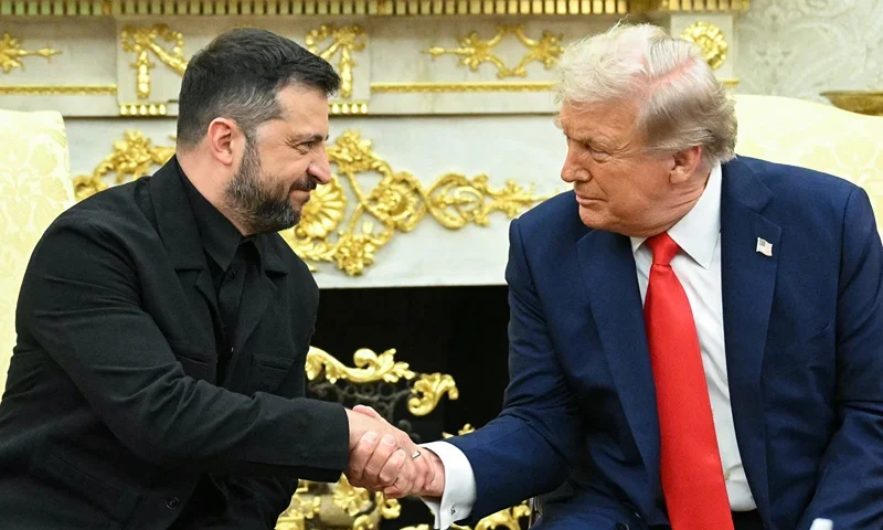 TOPSHOT - Ukrainian President Volodymyr Zelensky and US President Donald Trump shake hands during a meeting in the Oval Office of the White House in Washington, DC, on August 18, 2025. European leaders join Ukrainian President Volodymyr Zelensky in talks with US President Donald Trump on August 18, as they try to find a way to end Russia's offensive. The leaders heading to Washington on Monday to appear alongside Zelensky call themselves the "coalition of the willing." (Photo by Mandel NGAN / AFP) (Photo by MANDEL NGAN/AFP via Getty Images)