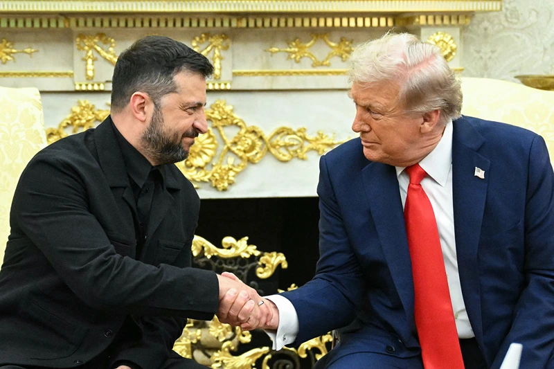 TOPSHOT - Ukrainian President Volodymyr Zelensky and US President Donald Trump shake hands during a meeting in the Oval Office of the White House in Washington, DC, on August 18, 2025. European leaders join Ukrainian President Volodymyr Zelensky in talks with US President Donald Trump on August 18, as they try to find a way to end Russia's offensive. The leaders heading to Washington on Monday to appear alongside Zelensky call themselves the "coalition of the willing." (Photo by Mandel NGAN / AFP) (Photo by MANDEL NGAN/AFP via Getty Images)
