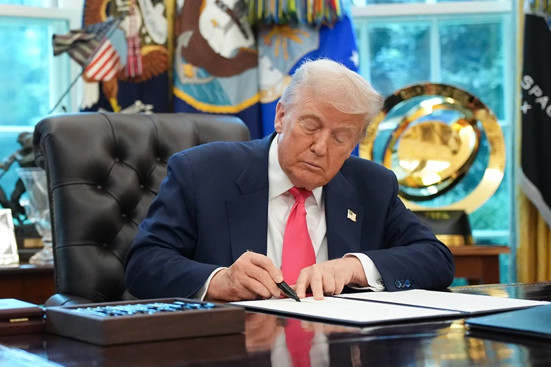 U.S. President Donald Trump signs a proclamation in the Oval Office with Frank Bisignano (L), Administrator of the Social Security Administration, on August 14, 2025 in Washington, DC. Trump signed the proclamation on the 90th anniversary of Social Security and highlight his administration's efforts on the program. (Photo by Andrew Harnik/Getty Images)