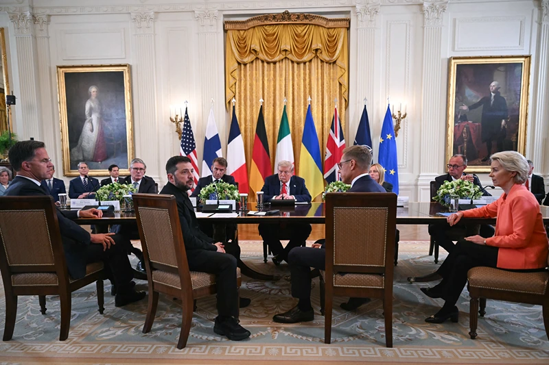 (L/R) NATO Secretary-General Mark Rutte, British Prime Minister Keir Starmer, Ukrainian President Volodymyr Zelensky, French President Emmanuel Macron, US President Donald Trump, Finnish President Alexander Stubb, Italian Prime Minister Giorgia Meloni, German Chancellor Friedrich Merz, and European Commission President Ursula von der Leyen participate in a meeting in the East Room of the White House in Washington, DC, on August 18, 2025. European leaders join Ukrainian President Volodymyr Zelensky in talks with US President Donald Trump on August 18, as they try to find a way to end Russia's offensive. The leaders heading to Washington on Monday to appear alongside Zelensky call themselves the "coalition of the willing." (Photo by ANDREW CABALLERO-REYNOLDS / AFP) (Photo by ANDREW CABALLERO-REYNOLDS/AFP via Getty Images)