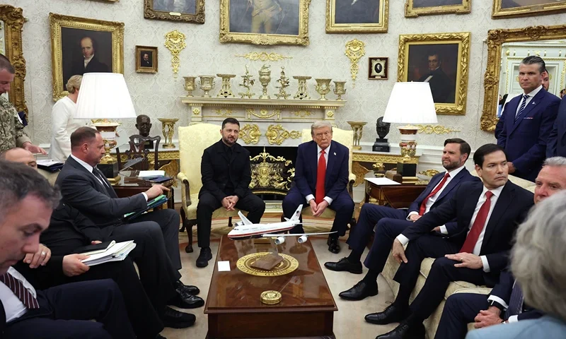 WASHINGTON, DC - AUGUST 18: U.S. President Donald Trump meets with Ukrainian President Volodymyr Zelensky at the White House on August 18, 2025 in Washington, DC. President Trump is hosting President Zelensky in the Oval Office at the White House for a bilateral meeting and later an expanded meeting with European leaders to discuss a peace deal between Russia and Ukraine. (Photo by Anna Moneymaker/Getty Images)