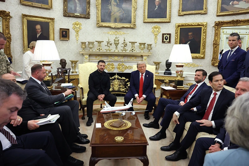 WASHINGTON, DC - AUGUST 18: U.S. President Donald Trump meets with Ukrainian President Volodymyr Zelensky at the White House on August 18, 2025 in Washington, DC. President Trump is hosting President Zelensky in the Oval Office at the White House for a bilateral meeting and later an expanded meeting with European leaders to discuss a peace deal between Russia and Ukraine. (Photo by Anna Moneymaker/Getty Images)