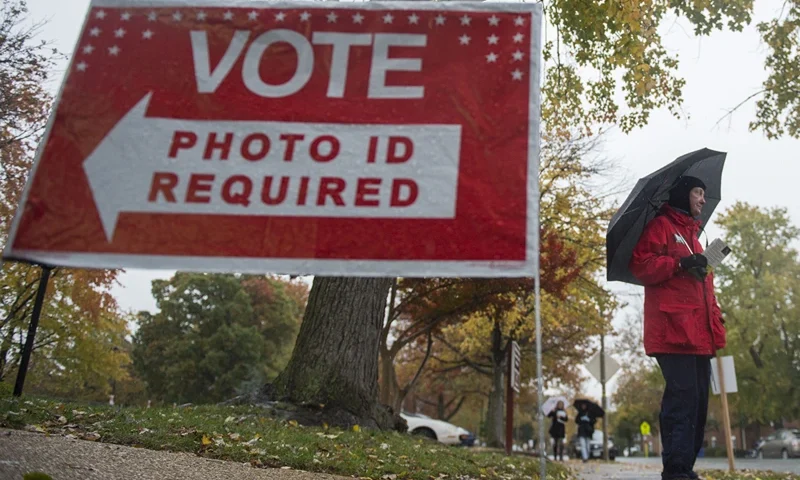 A volunteer for the Independent political party stands outside a polling station waiting to speak to voters in Arlington, Virginia on November 7, 2017. In New Jersey and Virginia, voters will elect a new governor, the latter seen as a big test for Trump. / AFP PHOTO / Andrew CABALLERO-REYNOLDS (Photo credit should read ANDREW CABALLERO-REYNOLDS/AFP via Getty Images)