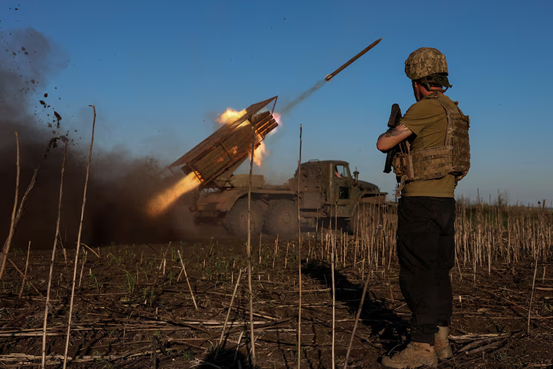 Ukrainian service members of the 25th Sicheslav Airborne Brigade fire a BM-21 Grad multiple rocket launch system towards Russian troops near the frontline town of Pokrovsk, amid Russia's attack on Ukraine, in Donetsk region, Ukraine April 19, 2025. REUTERS/Anatolii Stepanov/File Photo