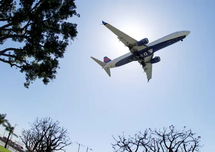 A Delta Airlines passenger jet approaches to land at LAX during the outbreak of the coronavirus disease (COVID-19) in Los Angeles, California, U.S., April 7, 2021. REUTERS/Mike Blake/File Photo