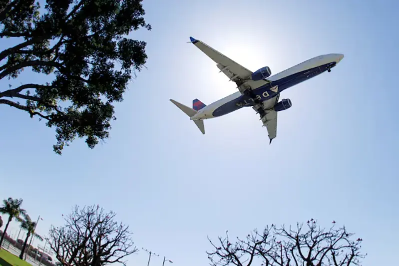 A Delta Airlines passenger jet approaches to land at LAX during the outbreak of the coronavirus disease (COVID-19) in Los Angeles, California, U.S., April 7, 2021. REUTERS/Mike Blake/File Photo