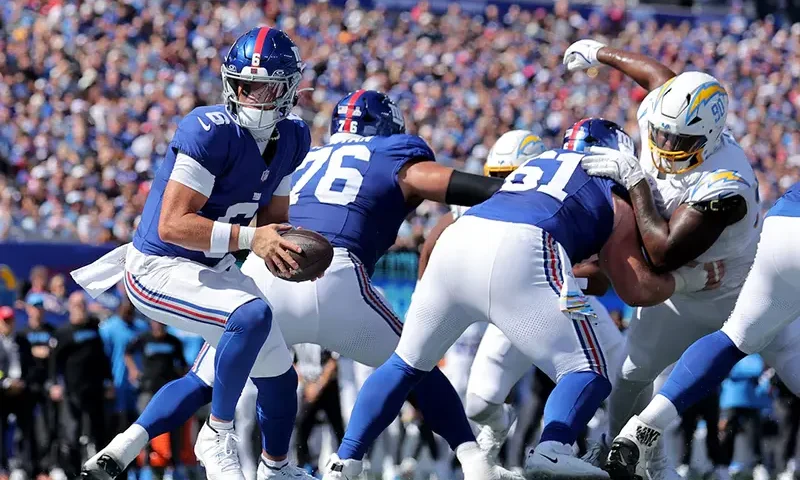 New York Giants quarterback Jaxson Dart (6) takes a snap against the Los Angeles Chargers during the first quarter at MetLife Stadium. Mandatory Credit: Brad Penner-Imagn Images