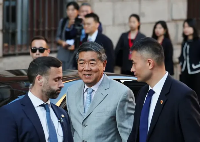 Chinese Vice Premier He Lifeng is escorted by security personnel to Santa Cruz Palace in Madrid, Spain, September 15, 2025. REUTERS/Violeta Santos Moura
