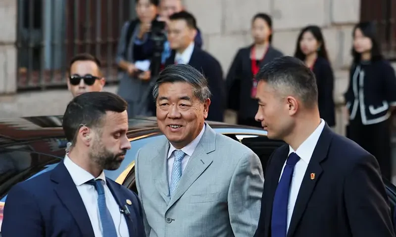 Chinese Vice Premier He Lifeng is escorted by security personnel to Santa Cruz Palace in Madrid, Spain, September 15, 2025. REUTERS/Violeta Santos Moura