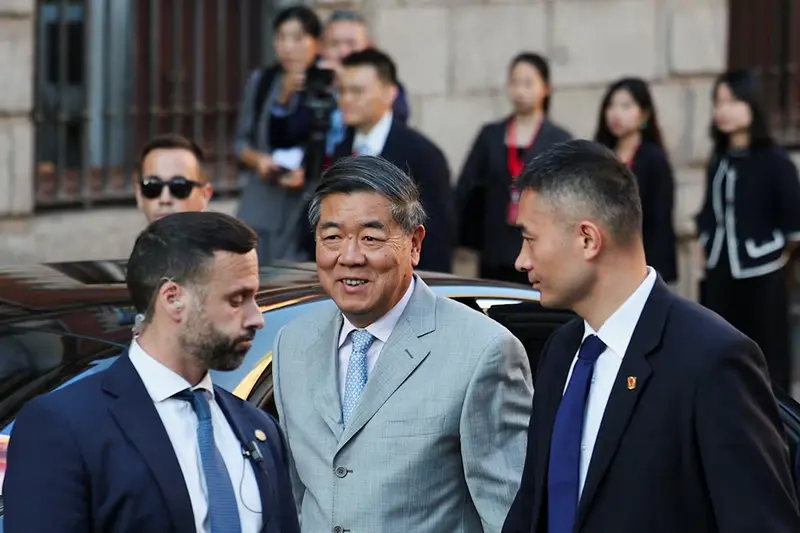 Chinese Vice Premier He Lifeng is escorted by security personnel to Santa Cruz Palace, on the day of U.S.-China talks on trade, economic and national security issues, in Madrid, Spain, September 15, 2025. REUTERS/Violeta Santos Moura