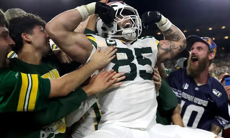 Green Bay Packers tight end Tucker Kraft (85) celebrates a touchdown with fans against the Washington Commanders at Lambeau Field. Mandatory Credit: Wm. Glasheen-USA TODAY Network via Imagn Images