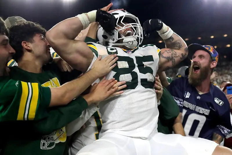Green Bay Packers tight end Tucker Kraft (85) celebrates a touchdown with fans against the Washington Commanders at Lambeau Field. Mandatory Credit: Wm. Glasheen-USA TODAY Network via Imagn Images