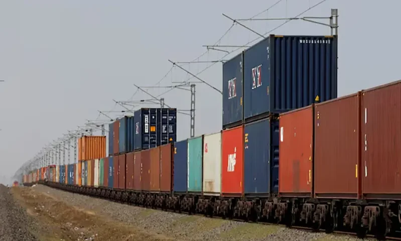 Containers are transported by train near the Deendayal Port in Kandla, in the western state of Gujarat, India, April 5, 2025. REUTERS/Amit Dave/File Photo