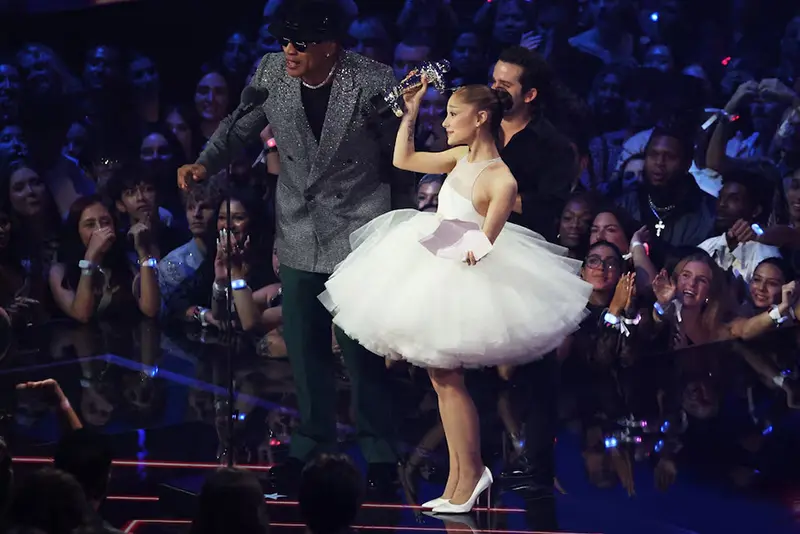 Ariana Grande receives Video of the Year Award for "Brighter days ahead " at the 2025 MTV Video Music Awards in Elmont, New York, U.S., September 7, 2025. REUTERS/Brendan Mcdermid
