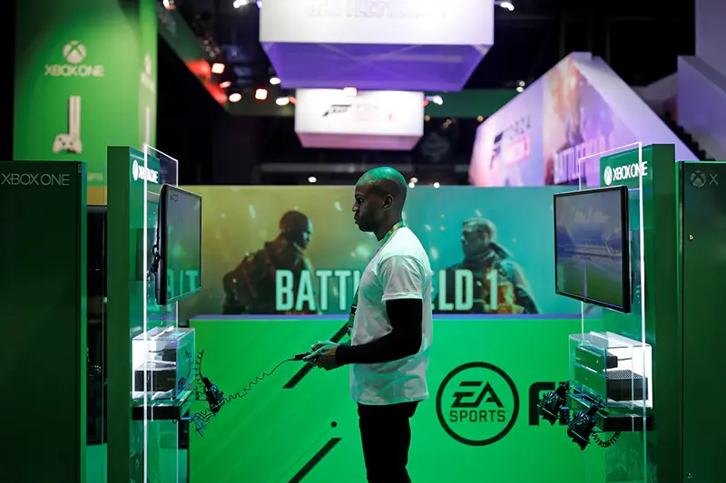 A visitor plays Battlefield 1, a video game published by EA games at the Paris Games Week, a trade fair for video games in Paris, France, October 26, 2016. REUTERS/Benoit Tessier