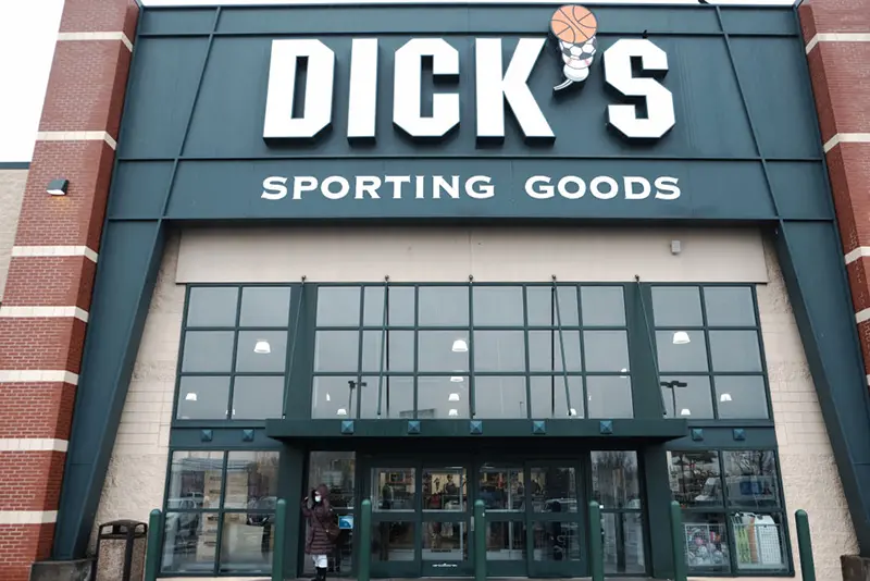 A Dick’s Sporting Goods store stands in Staten Island on March 09, 2022 in New York City. The US-based sporting goods retailer reported that net sales for the fiscal year 2021 grew by 28.3% to $12.29bn compared to the previous year. Dick’s shares closed on Tuesday up 2.1%, which brings the company’s market capitalization to over $9 billion. (Photo by Spencer Platt/Getty Images)