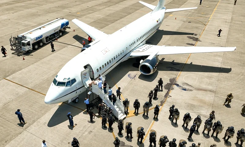 LA PAZ, EL SALVADOR - JULY 18: In this aerial view, detained venezuelans board the flight to venezuela at San Óscar Arnulfo Romero y Galdámez International Airport as part of a detainee exchange agreement between Venezuela and United States on July 18, 2025 in La Paz, El Salvador. According to U.S government officials, 238 Venezuelans detainees held at maximum security CECOT prison in El Salvador, will be exchanged for five U.S. citizens and five U.S. permanent residents. The Venezuelans had been sent to El Salvador in March after U.S President Donald Trump invoked the 1798 Alien Enemies Act to deport presumed 'Tren de Aragua' gang members without passing under normal immigration processes. (Photo by El Salvador Presidency/Handout/Getty Images)