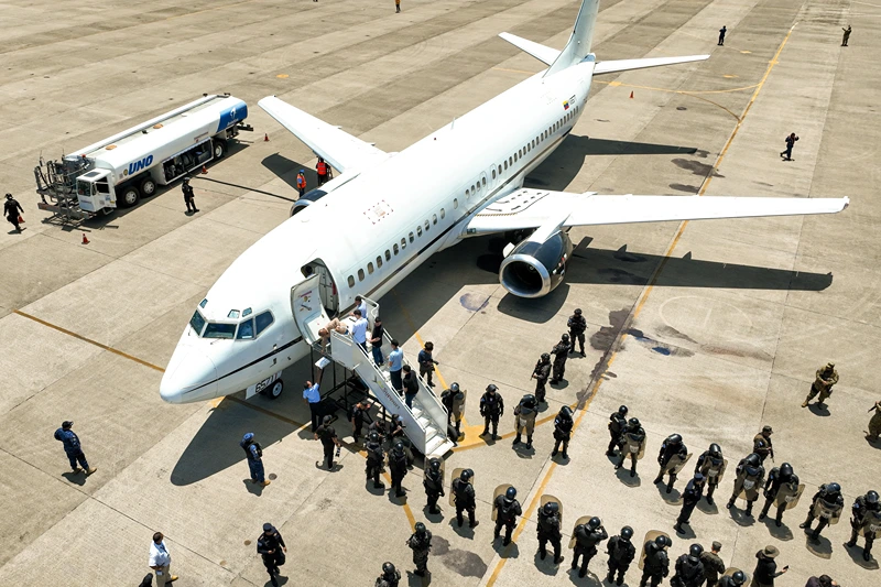 LA PAZ, EL SALVADOR - JULY 18: In this aerial view, detained venezuelans board the flight to venezuela at San Óscar Arnulfo Romero y Galdámez International Airport as part of a detainee exchange agreement between Venezuela and United States on July 18, 2025 in La Paz, El Salvador. According to U.S government officials, 238 Venezuelans detainees held at maximum security CECOT prison in El Salvador, will be exchanged for five U.S. citizens and five U.S. permanent residents. The Venezuelans had been sent to El Salvador in March after U.S President Donald Trump invoked the 1798 Alien Enemies Act to deport presumed 'Tren de Aragua' gang members without passing under normal immigration processes. (Photo by El Salvador Presidency/Handout/Getty Images)