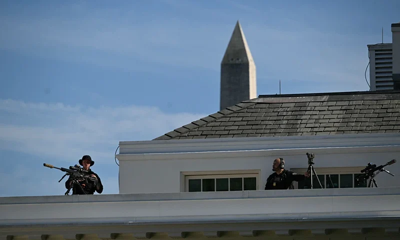 US Secret Service snipers look on from the roof of the West Wing of the White House in Washington, DC, on August 9, 2025. (Photo by ANDREW CABALLERO-REYNOLDS / AFP) (Photo by ANDREW CABALLERO-REYNOLDS/AFP via Getty Images)