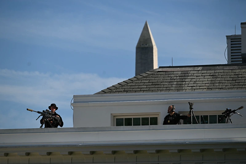 US Secret Service snipers look on from the roof of the West Wing of the White House in Washington, DC, on August 9, 2025. (Photo by ANDREW CABALLERO-REYNOLDS / AFP) (Photo by ANDREW CABALLERO-REYNOLDS/AFP via Getty Images)
