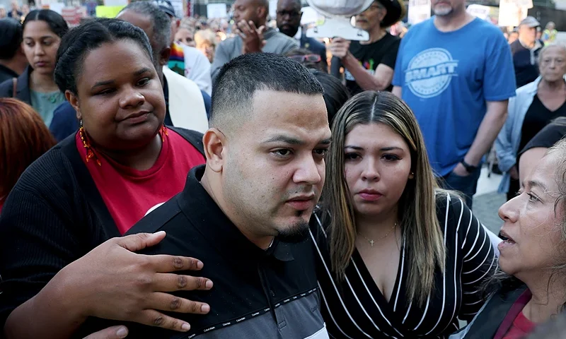 BALTIMORE, MARYLAND - AUGUST 25: Surrounded by reporters, Kilmar Abrego Garcia and his wife Jennifer Vasquez Sura enter a U.S. Immigration and Customs Enforcement (ICE) field office on August 25, 2025 in Baltimore, Maryland. The U.S. Government is threatening to deport Garcia, a Maryland construction worker from El Salvador, to Uganda after he rejected a plea deal to be charged with Human Smuggling and deported to Costa Rica. Earlier this year Garcia was wrongfully deported to a notorious anti-terrorism prison CECOT in El Salvador. (Photo by Anna Moneymaker/Getty Images)