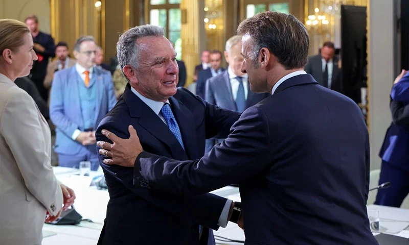 White House Special Envoy Steve Witkoff (L) shakes hands with France's President Emmanuel Macron (R), upon their arrival to chair a meeting with International leaders during the Coalition of the Willing Summit, at The Elysee presidential Palace in Paris, on September 4, 2025. European leaders and Ukrainian President Volodymyr Zelensky meet in Paris on September 4, 2025, in a new effort to pile pressure on Russia's President Vladimir Putin after he vowed Russia will fight on in Ukraine if no peace deal is reached. (Photo by Ludovic MARIN / POOL / AFP) (Photo by LUDOVIC MARIN/POOL/AFP via Getty Images)