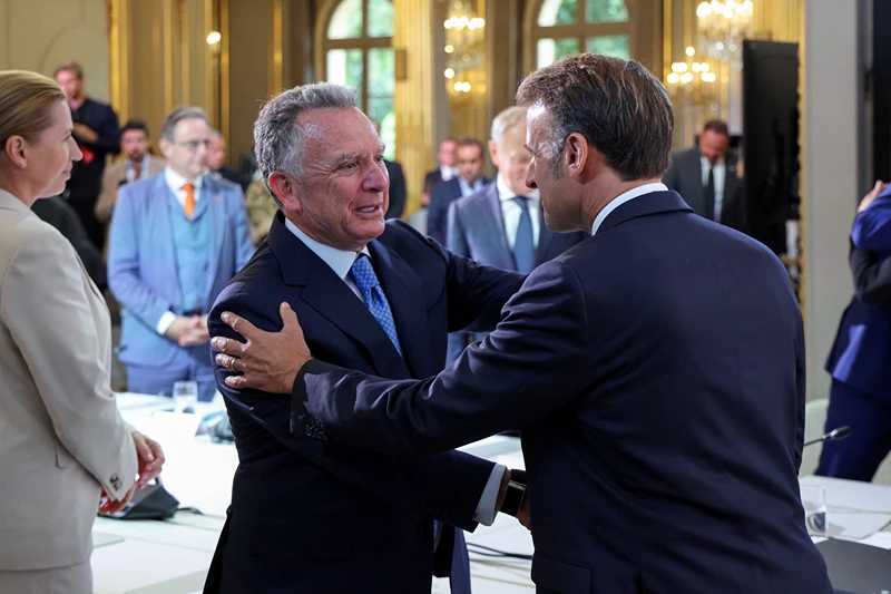 White House Special Envoy Steve Witkoff (L) shakes hands with France's President Emmanuel Macron (R), upon their arrival to chair a meeting with International leaders during the Coalition of the Willing Summit, at The Elysee presidential Palace in Paris, on September 4, 2025. European leaders and Ukrainian President Volodymyr Zelensky meet in Paris on September 4, 2025, in a new effort to pile pressure on Russia's President Vladimir Putin after he vowed Russia will fight on in Ukraine if no peace deal is reached. (Photo by Ludovic MARIN / POOL / AFP) (Photo by LUDOVIC MARIN/POOL/AFP via Getty Images)