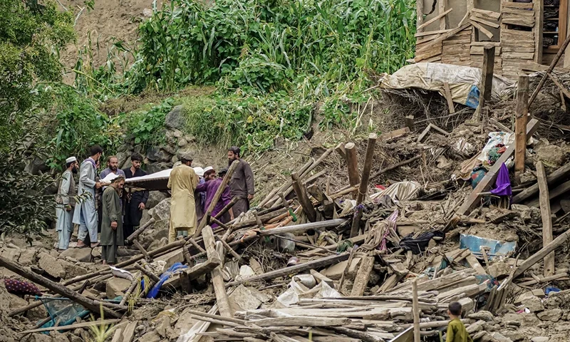 Many people search through the rubble in their area, desperately looking for missing relatives after a powerful earthquake struck Kunar province, eastern Afghanistan, on September 1, 2025. The disaster left around 800 dead and more than 2,500 injured, according to the Taliban government, as families scramble amid the devastation, hoping for news of their loved ones. (Photo by Javid Ashna / Middle East Images via AFP) (Photo by JAVID ASHNA/Middle East Images/AFP via Getty Images)