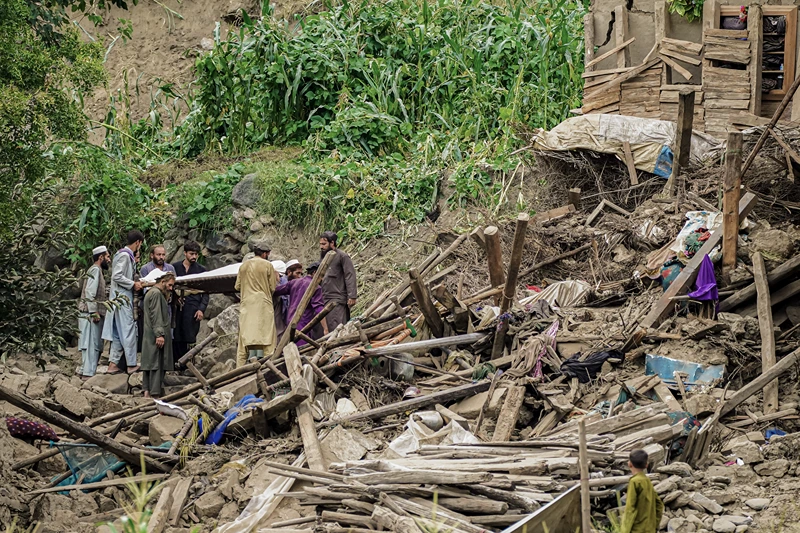 Many people search through the rubble in their area, desperately looking for missing relatives after a powerful earthquake struck Kunar province, eastern Afghanistan, on September 1, 2025. The disaster left around 800 dead and more than 2,500 injured, according to the Taliban government, as families scramble amid the devastation, hoping for news of their loved ones. (Photo by Javid Ashna / Middle East Images via AFP) (Photo by JAVID ASHNA/Middle East Images/AFP via Getty Images)