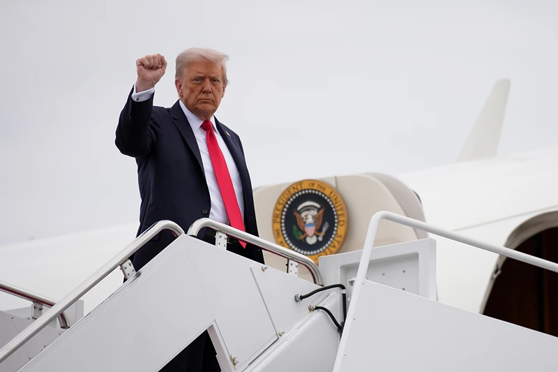 JOINT BASE ANDREWS, MARYLAND - SEPTEMBER 07: U.S. President Donald Trump pumps his fist as he boards Air Force One on September 7, 2025 at Joint Base Andrews, Maryland. President Trump is traveling to New York to attend the U.S. Open men’s singles final. (Photo by Kevin Dietsch/Getty Images)
