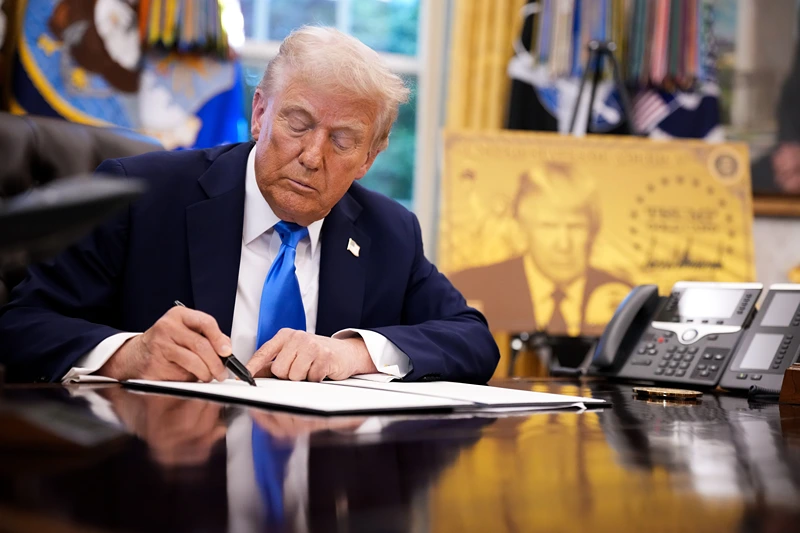President Donald Trump signs an executive order in the Oval Office at the White House on September 19, 2025 in Washington, DC. Trump signed a series of executive orders establishing the “Trump Gold Card” and introducing a $100,000 fee for H-1B visas. The "Trump Gold Card" is a visa program that allows foreign nationals permanent residency and a pathway to U.S. citizenship for a $1 million investment in the United States. (Photo by Andrew Harnik/Getty Images)
