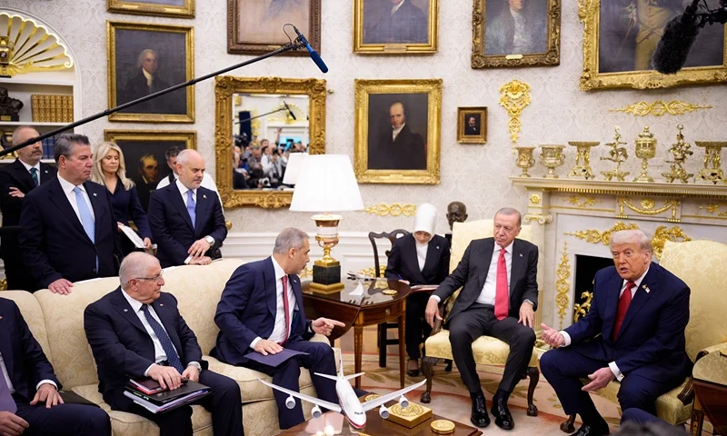 WASHINGTON, DC - SEPTEMBER 25: U.S. President Donald Trump (R) accompanied by President of Turkey Recep Tayyip Erdogan (2nd-R), speaks during a meeting in the Oval Office at the White House on September 25, 2025 in Washington, DC. Trump has signaled that the U.S. might lift a ban on F-35 sales to Turkey during Erdogan's first visit to the White House since 2019. (Photo by Andrew Harnik/Getty Images)