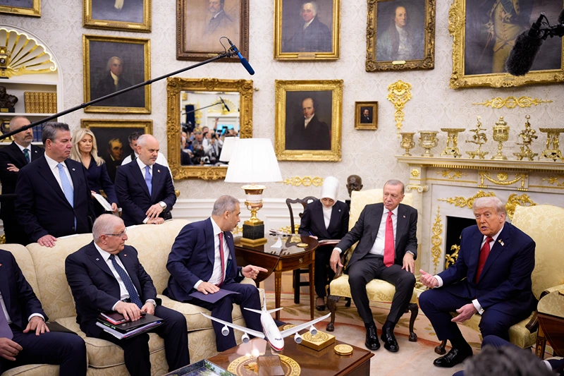 WASHINGTON, DC - SEPTEMBER 25: U.S. President Donald Trump (R) accompanied by President of Turkey Recep Tayyip Erdogan (2nd-R), speaks during a meeting in the Oval Office at the White House on September 25, 2025 in Washington, DC. Trump has signaled that the U.S. might lift a ban on F-35 sales to Turkey during Erdogan's first visit to the White House since 2019. (Photo by Andrew Harnik/Getty Images)