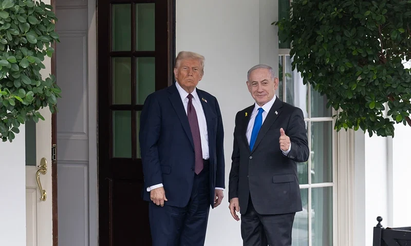 US President Donald Trump welcomes Israeli Prime Minister Benjamin Netanyahu upon his arrival at the White House West Wing in Washington, DC, on September 29, 2025. (Photo by Mehmet Eser / Middle East Images via AFP) (Photo by MEHMET ESER/Middle East Images/AFP via Getty Images)