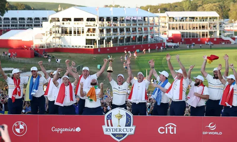 2025 Team Europe captain Luke Donald and his team celebrate with the trophy during the presentation after winning the Ryder Cup REUTERS/Paul Childs