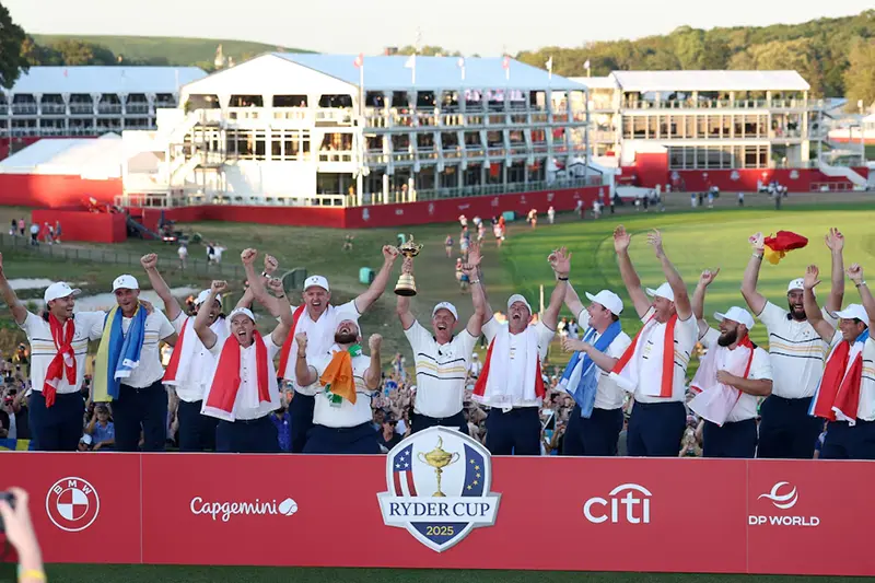 2025 Team Europe captain Luke Donald and his team celebrate with the trophy during the presentation after winning the Ryder Cup REUTERS/Paul Childs