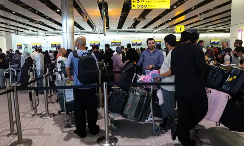 Travellers queue to check in at Heathrow Airport Terminal 4, following a disruption to check-in and boarding systems caused by a cyberattack which has affected several major European airports, resulting in flight delays and cancellations, in Greater London, Britain, September 20, 2025. REUTERS/Isabel Infantes/File Photo