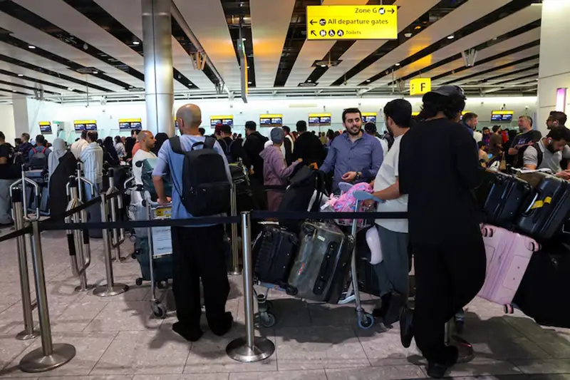 Travellers queue to check in at Heathrow Airport Terminal 4, following a disruption to check-in and boarding systems caused by a cyberattack which has affected several major European airports, resulting in flight delays and cancellations, in Greater London, Britain, September 20, 2025. REUTERS/Isabel Infantes/File Photo