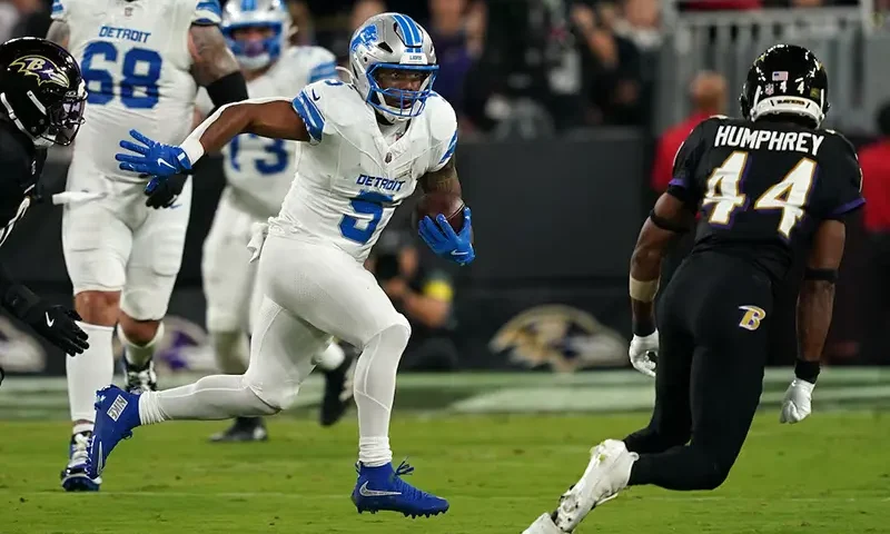 Detroit Lions running back David Montgomery (5) rushes the ball against the Baltimore Ravens during the first half at M&T Bank Stadium. Mandatory Credit: Mitch Stringer-Imagn Images