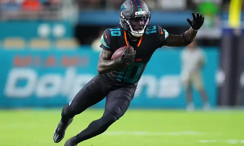 Miami Dolphins wide receiver Tyreek Hill (10) makes a catch against the New York Jets during the first half at Hard Rock Stadium. Mandatory Credit: Rich Storry-Imagn Images