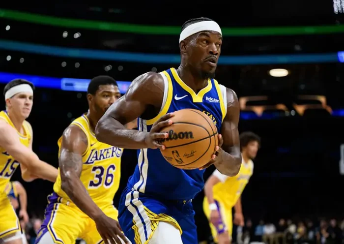 Golden State Warriors forward Jimmy Butler III (10) looks to pass during the second half against the Los Angeles Lakers at Crypto.com Arena. Mandatory Credit: William Liang-Imagn Images